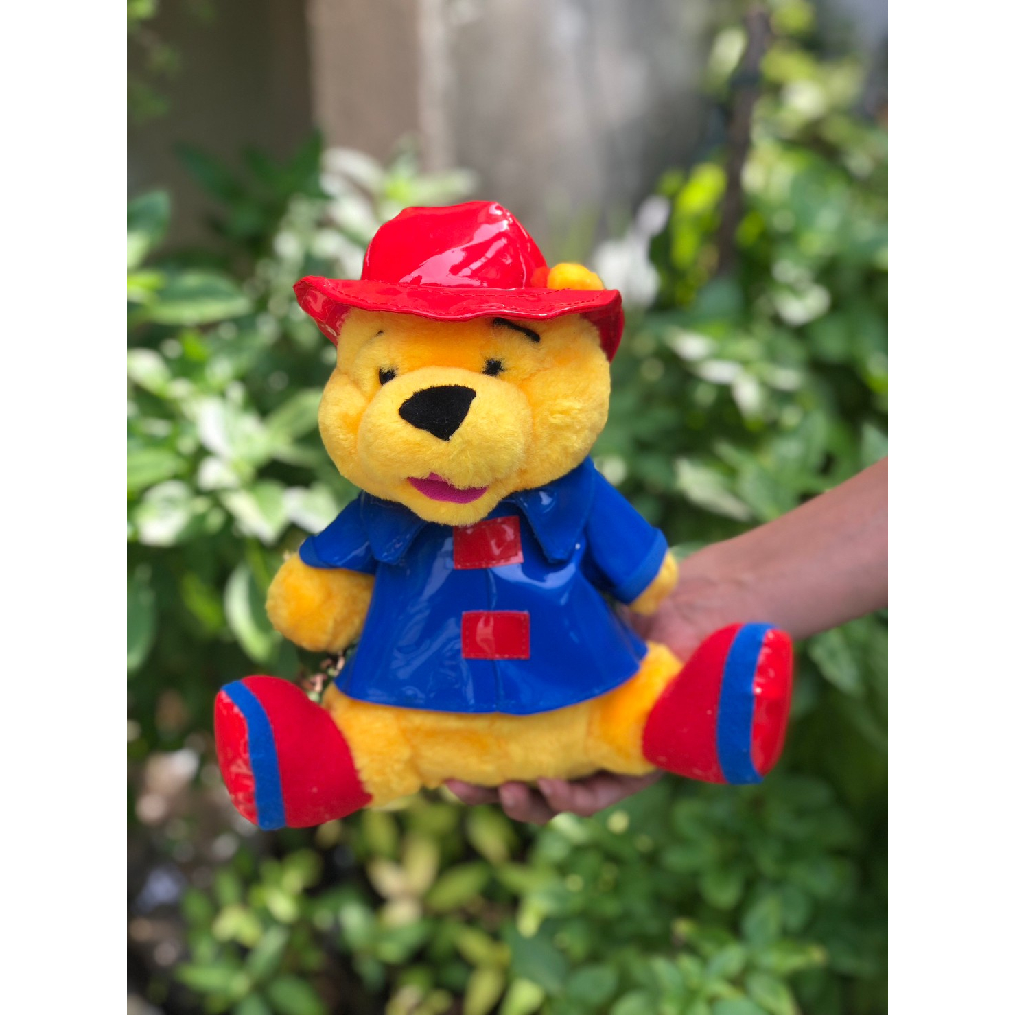 ตุ๊กตาหมีพูห์สวมชุดคลุมฝนสีน้ำเงิน WINNIE the POOH Red & Blue Vinyl