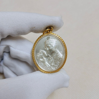 เหรียญในหลวงรัชกาลที่ ๙ ทรงกล้อง ฉลองสิริราชสมบัติครบ ๖๐ ปี เนื้อโลหะชุบเงิน เลี่ยมกรอบทองผ่าหวายอย่างดี
