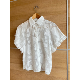 Cotton shirt คอปก แขนระบาย ผ้ามีดีเทล สภาพ 60% ❌ตำหนิรอยเย็บด้านใน อก 34 ยาว 21  Code : 761(6)