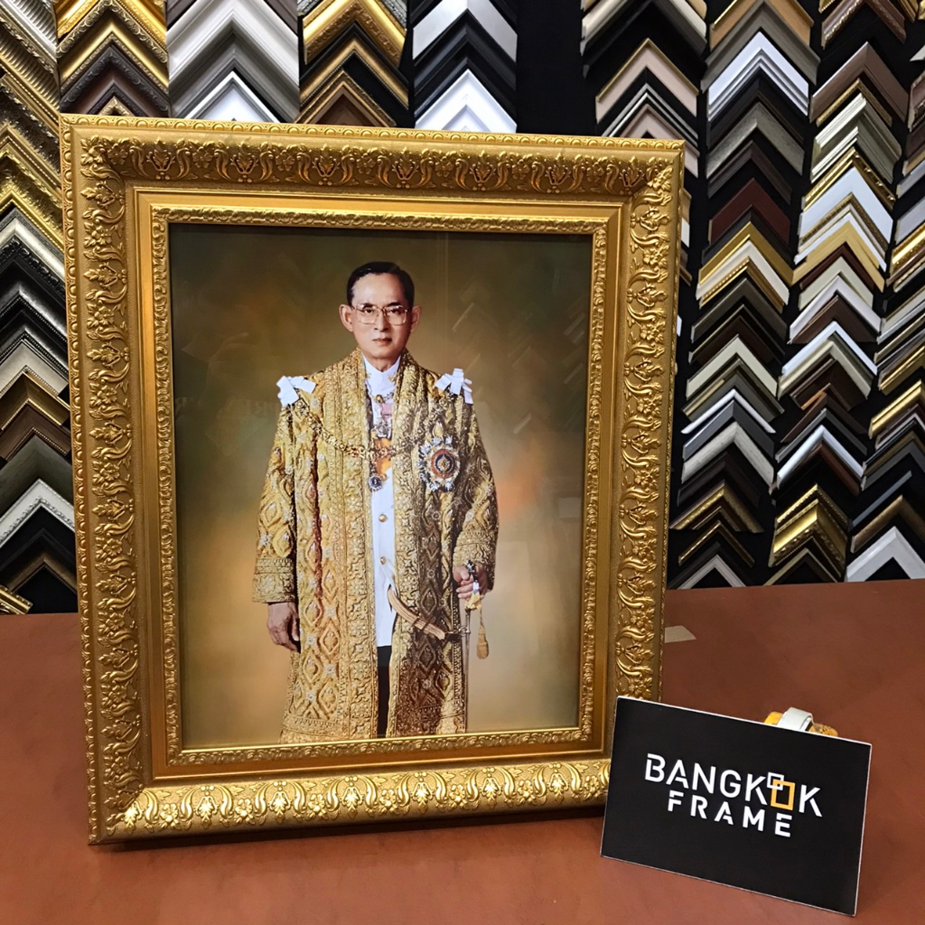 bangkokframe-กรอบสีทองอลังการ-กรอบพร้อมภาพในหลวง-กรอบของขวัญ-ของที่ระลึก-ขนาดรวมกรอบ-58x68-cm