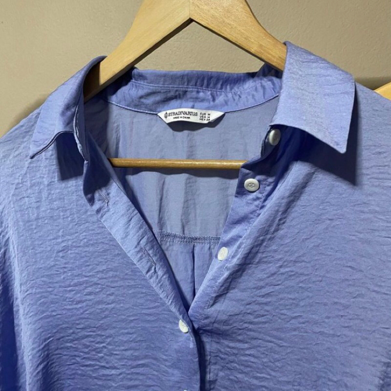 stradivarius-satin-shirt-เสื้อเชิ้ต-ทรง-oversize-สีม่วงผ้าเย็นใส่สบาย