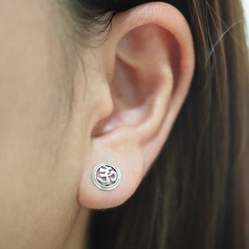 ตุ้มหู-ต่างหูเงินแท้-92-5-ต่างหูโอม-จี้อักษรโอม-สัญลักษณ์โอม-เงินแท้-ohm-om-earrings