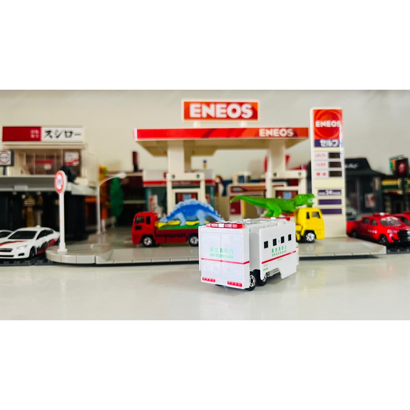 model-tomica-emergency-vehicle-isuzu-giga-super-ambulance-station