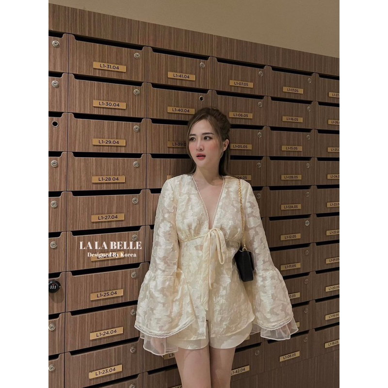 สอบถามก่อนชำระเงิน-เซต2ชิ้น-เสื้อคอวีแขนยาวปลายแขนทรงระฆังช่วงอกผูกโบว์แต่งขอบคอและปลายแขนด้วยลูกไม้หยัก