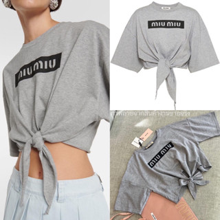 Mimi tie crop🩶(320฿ฟรีส่ง) เสื้อยืดครอปแบรนด์ดัง ดีเทลผูกเอว น่ารักมาก สกรีนแถบโลโก้ด้านหน้า งานชนช็อปเลยคะ valen