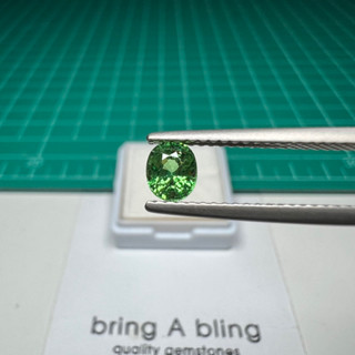 โกเมนสีเขียว (Tsavorite garnet) 0.59 ct (5.0x4.2x3.5)มม  สีเขียวสวยมากก ไฟเต็ม