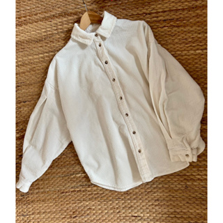 ZARA x  ผ้าลูกฟูก สีขาว ตัวผ้าใหม่กริบ ❌ตำหนิรอยหัวไหล่ลองขยี้ดูนะคะ ทรงเก๋ ผ่าด้านหลัง อก 44  Tag ครบ Code: 241(3)