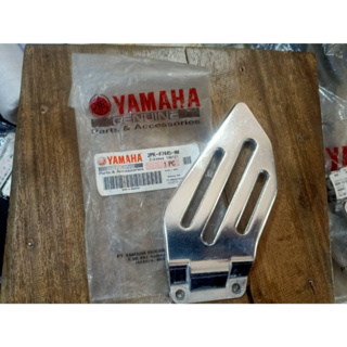 แผ่นรองพักเท้าด้านซ้าย  YAMAHA R 15 ใหม่แท้เบิกศูนย์ เข้ารายการ***โปรโมชั่นขายลดลาคา***