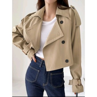 (Dazy Trench coat crop) พร้อมส่ง Trench coat crop สั้น สีกากี เสื้อกันหนาว เสื้อโค้ท