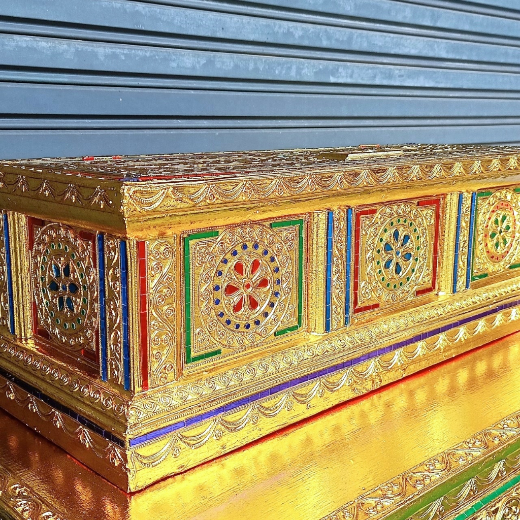 ชุดกล่องพระธรรม-โต๊ะวาง-ทำจากไม้-ปิดทอง-เดินเส้น-ติดกระจกสี-สวยงาม-ประณีต-แข็งแรง-ทนทาน
