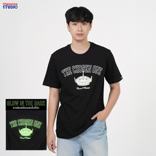 Disney Men Toy Story Green Man Glow In The Dark T-Shirt - เสื้อยืดดิสนีย์ ทอย สตอรี่ เอเลี่ยน พิมพ์เทคนิคเรืองแสงในที่มืด สินค้าลิขสิทธ์แท้100% characters studio