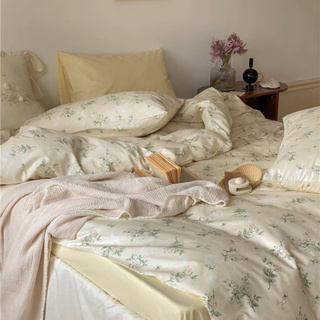 ชุดผ้าปูที่นอนพร้อมผ้านวม " ดอกไม้สีครีม "
