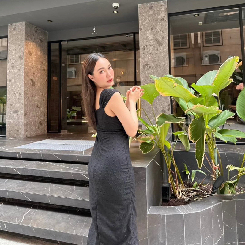 เดรสยาว-เว้าหน้าท้องเบาๆ-ซับในทั้งตัว-ผ้าฉลุ-ซิปหลัง-ยางยืด