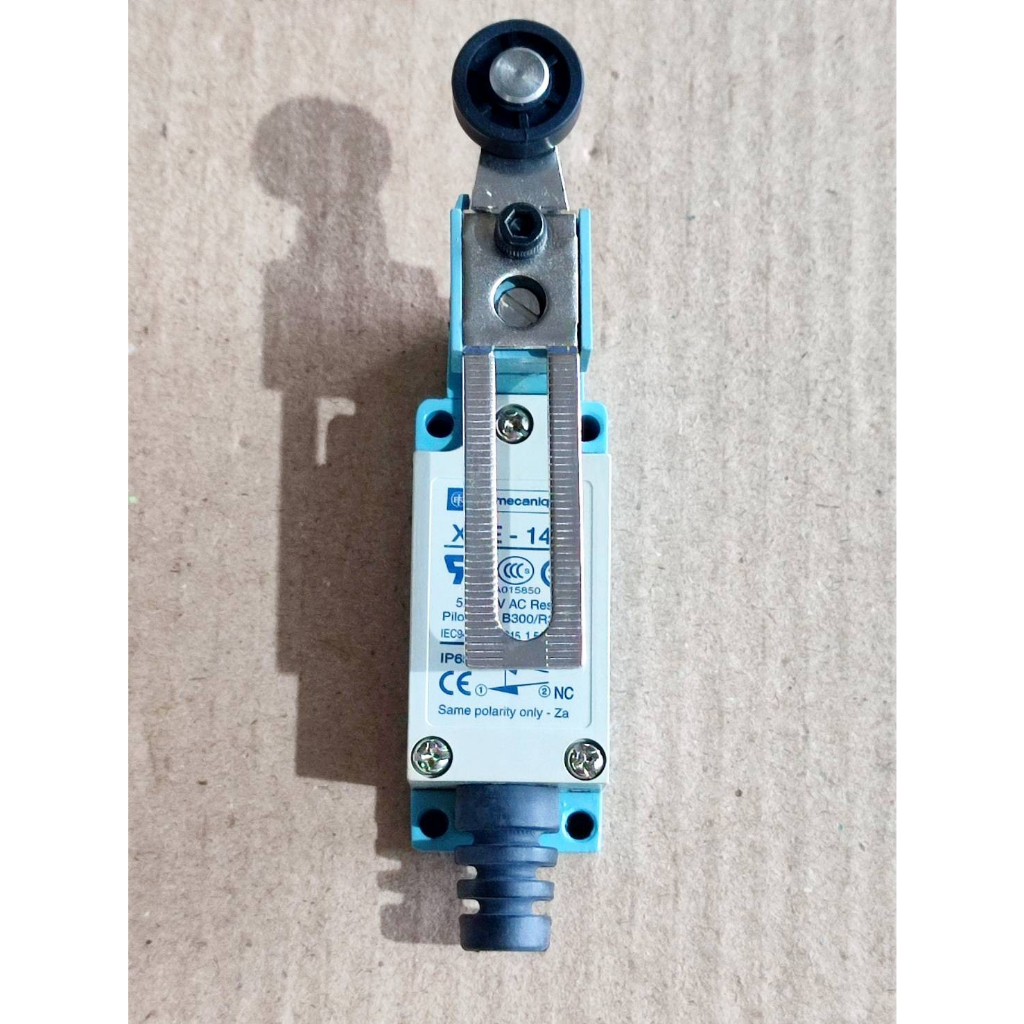 Telemecanique XCE145 Limit Switch ลิมิตสวิตช์ 5A 240VAC ของแท้
