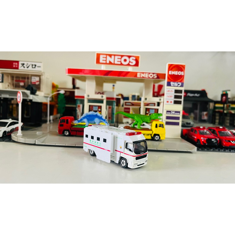 model-tomica-emergency-vehicle-isuzu-giga-super-ambulance-station