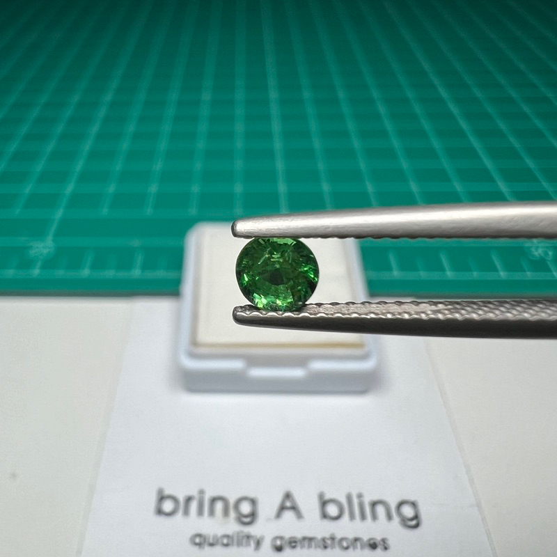 โกเมนสีเขียว-tsavorite-garnet-0-48-ct-4-4x3-4-มม-สีเขียวสด-สวยมากก-ไฟเต็ม