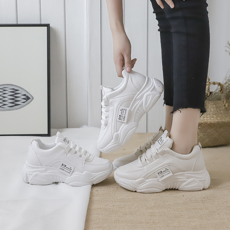 ภาพหน้าปกสินค้าMINOSHOP สินค้าใหม่ 2023 รองเท้าผ้าใบ สีขาว สีเบจ ผู้หญิง เสริมส้น 4 ซม.