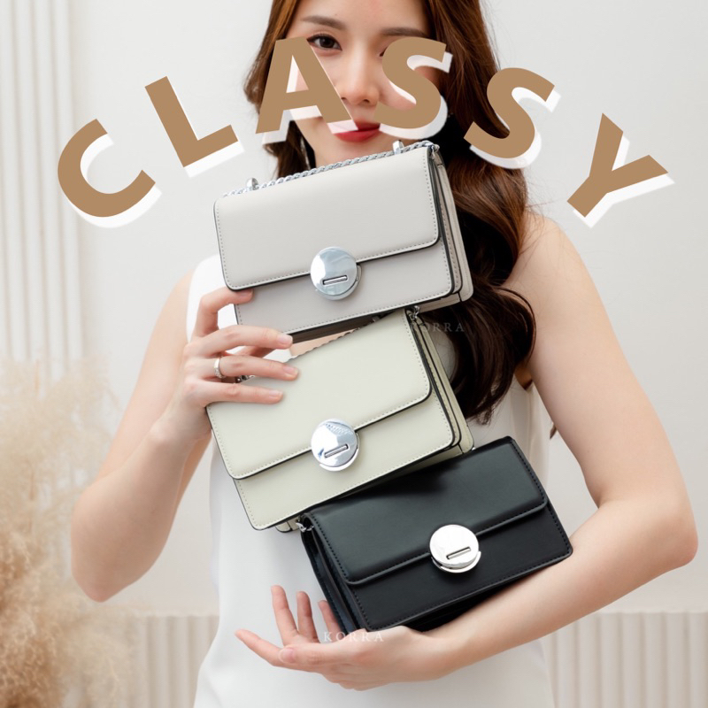 ภาพหน้าปกสินค้า( อันดับ1)KORRA CLASSY BAG คลาสซี่ กระเป๋าหนังพียู มี3สี อะไหล่เงินเงา สายปรับไม่ได้