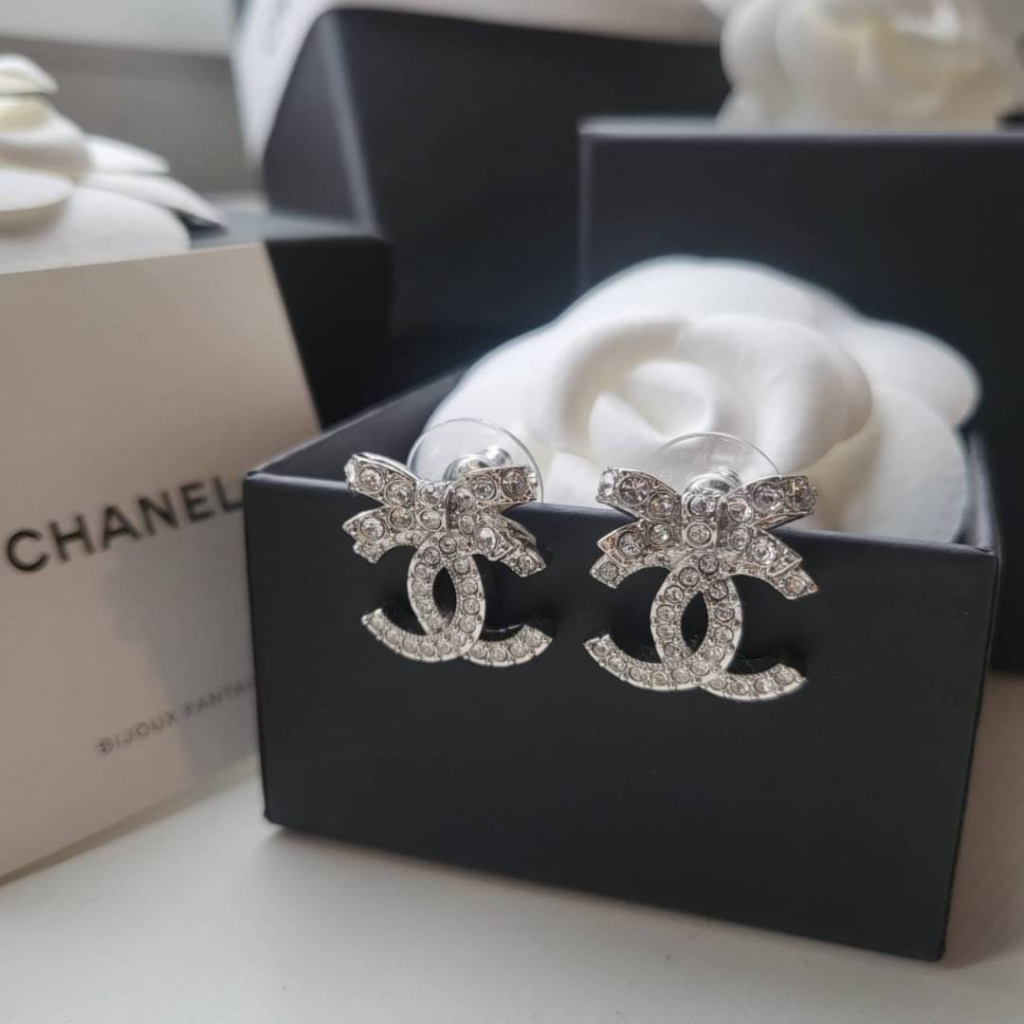 ต่างหู-chanel-earring-รุ่น-bow-พร้อม-cc-แบบไขว้-อะไหล่สีเงิน-shw