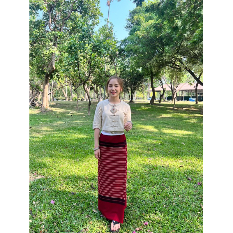 Lanna Set ชุดพื้นเมืองล้านนา ผ้าฝ้ายแท้ กระดุมเหรียญ พร้อมผ้าถุงทอต่อหัว 6 ไซส์ มุมมองที่ 2
