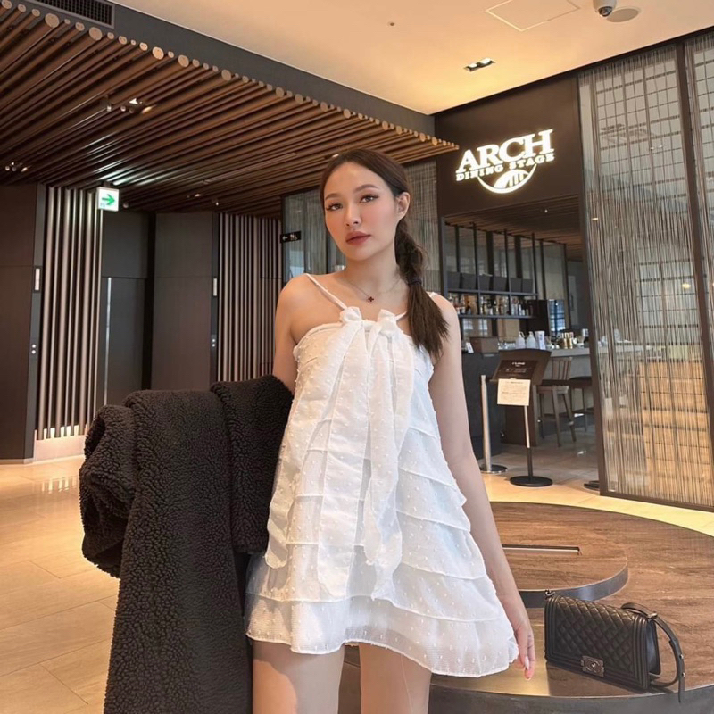 เดรสสั้นแต่งระบายชั้นๆ-แต่งผูกโบว์หางยาวด้านหน้า-สายคล้องเชือกผูกหลังหรือจะเปลี่ยนเป็นผูกคอก็ได้นะค้าสาวซับในทั้งตัว