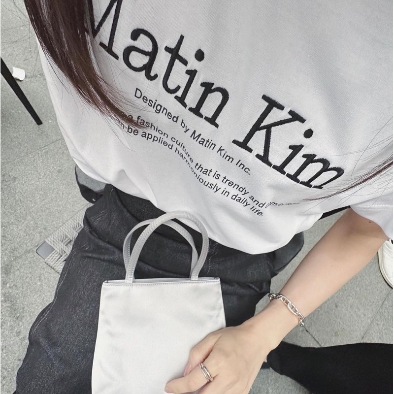 matin-k-t-shirt-320ฟรีส่ง-เสื้อยืดแบรนด์ดัง-งานตามหา-ชนช็อปเกาหลีเลยค้า-ดีเทลเป็นลายปักอักษรนูนตามแบบเลย-valen