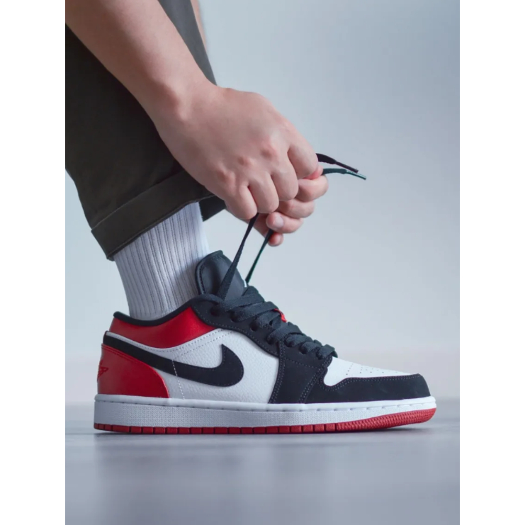 nike-air-jordan-1-low-black-toe