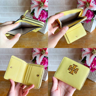 🎀 (สด-ผ่อน) กระเป๋าสตางค์ 2 พับ ใบสั้น สีเหลือง 67307 Daylily Tory Burch Britten Mini Wallet