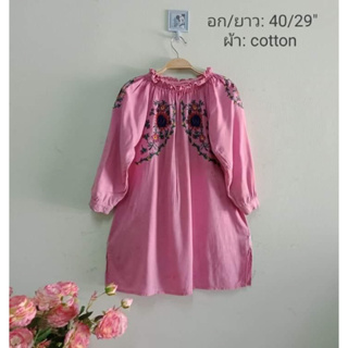 Cotton dress ปักดอกไม้สีชมพูหวาน อก 40 ยาว 29 ❌ตำหนิ รอยเปื้อนซักไม่ออกคะ Code: 994(6)