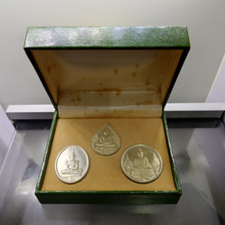 เหรียญพระแก้วมรกต ภปร รุ่นสอง ชุด 3 ฤดู เนื้อเงิน ฉลองกรุงรัตนโกสินทร์ 200 ปี พ.ศ.2525 พร้อมกล่องเดิม