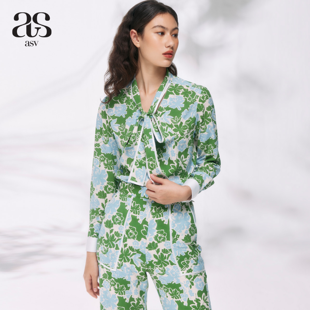 asv-pf23-nadia-floral-blouse-เสื้อผู้หญิง-แขนยาว-คอวี-ตกแต่งผูกโบว์คอ-ผ้าลายดอกไม้