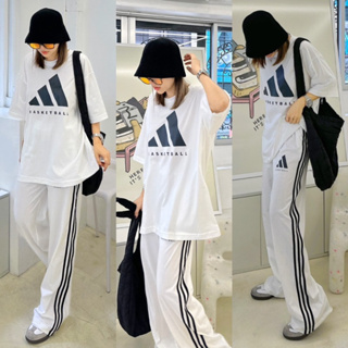 เซทเสื้อยืดคอกลมแขนสั้นทรง oversize แบบสุดๆ มาพร้อมกับกางเกงขายาวทรงกระบอกใหญ่