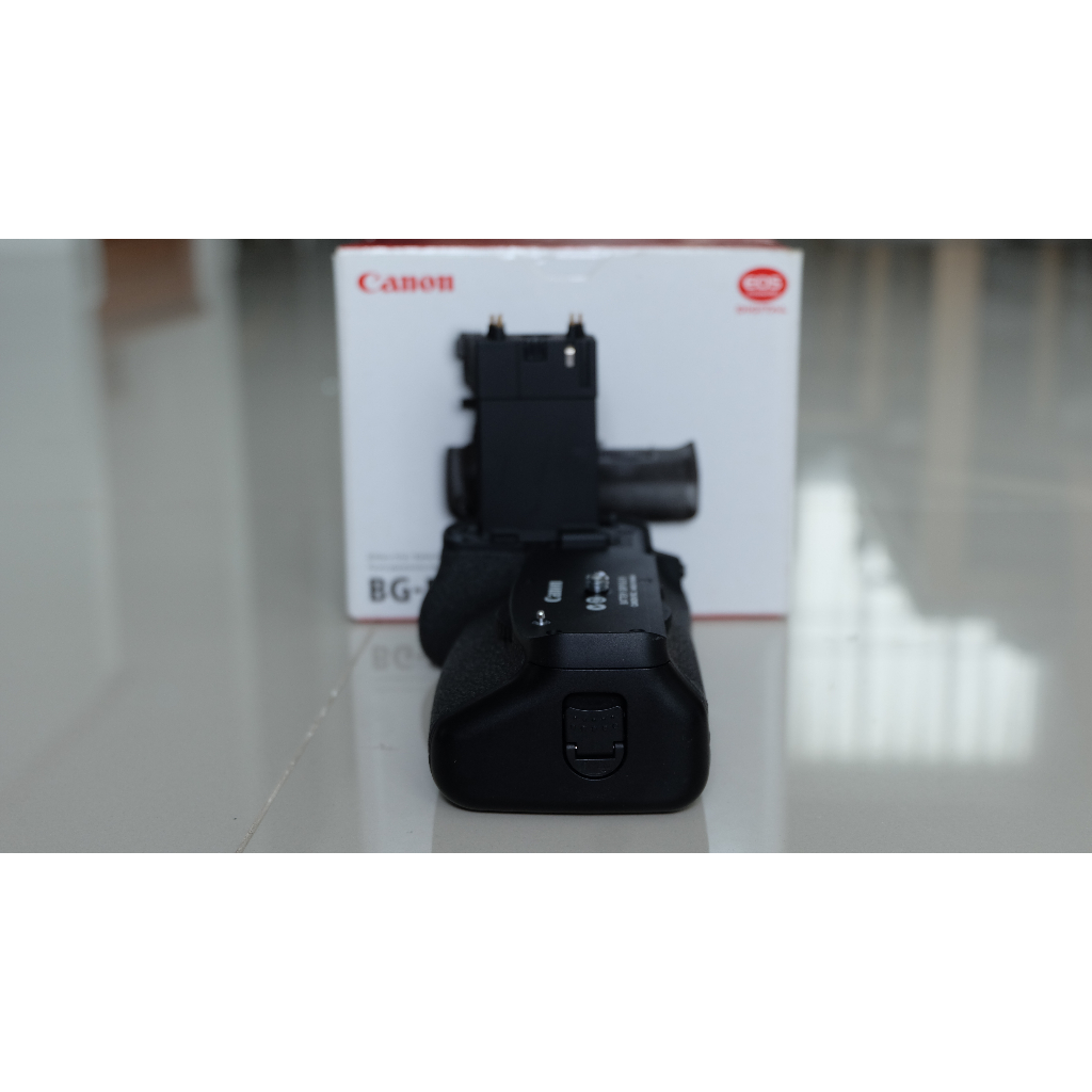 canon-bg-e9-battery-grip-for-eos-60d-ของแท้-รางแบตเตอรี่-lp-e6-รางถ่าน-ขนาด-aa-ครบกล่อง