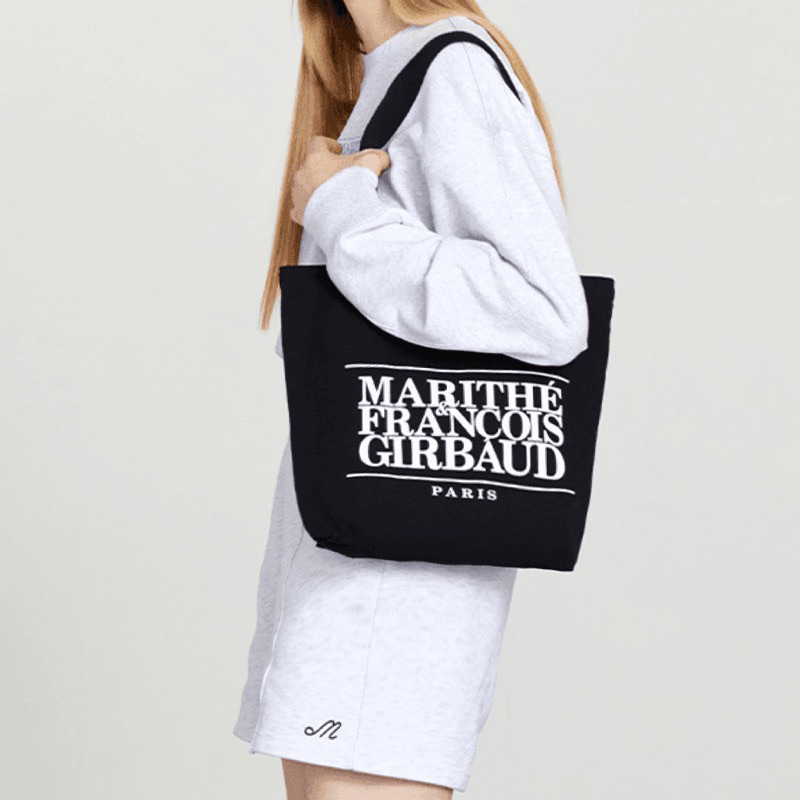 พร้อมส่ง-mari-tote-bag-กระเป๋าผ้าแคนวาส-สกรีนลายโลโก้แบรนด์ดังเกาหลี-ขนาดกำลังดี-มีช่องใส่ของ-น้องจุได้เยอะมาก-valen