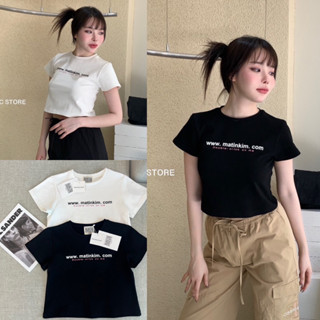 Matin crop 🤍🖤  เสื้อครอปแขนสั้นพิมพ์ลายอักษรแบรนด์ดัง รุ่นนี้กำลังฮิตมากๆเลยค่ะ ทรงสวยเบสิคสไตล์เกาหลี ลายสกรีนคมชัด