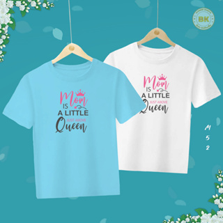 เสื้อวันแม่ สกรีนลาย MOM IS A LITTLE JUST ABOVE QUEEN M52 เนื้อผ้าโพลีเอสเตอร์100% ตรงปก BKstock