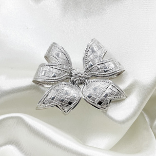 เข็มกลัดรูปโบว์ เข็มกลัดเงินแท้ตอกลายขัดขาว 925: DSP 925 Sterling Silver Brooch [ASPP0143]