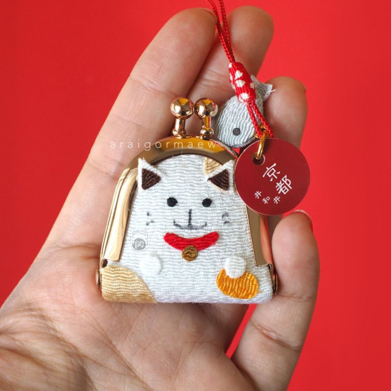 พร้อมส่ง-กระเป๋าแป๊กผ้าญี่ปุ่น-mini-coin-case-น้องแมวกวักถือเหรียญ-made-in-japan