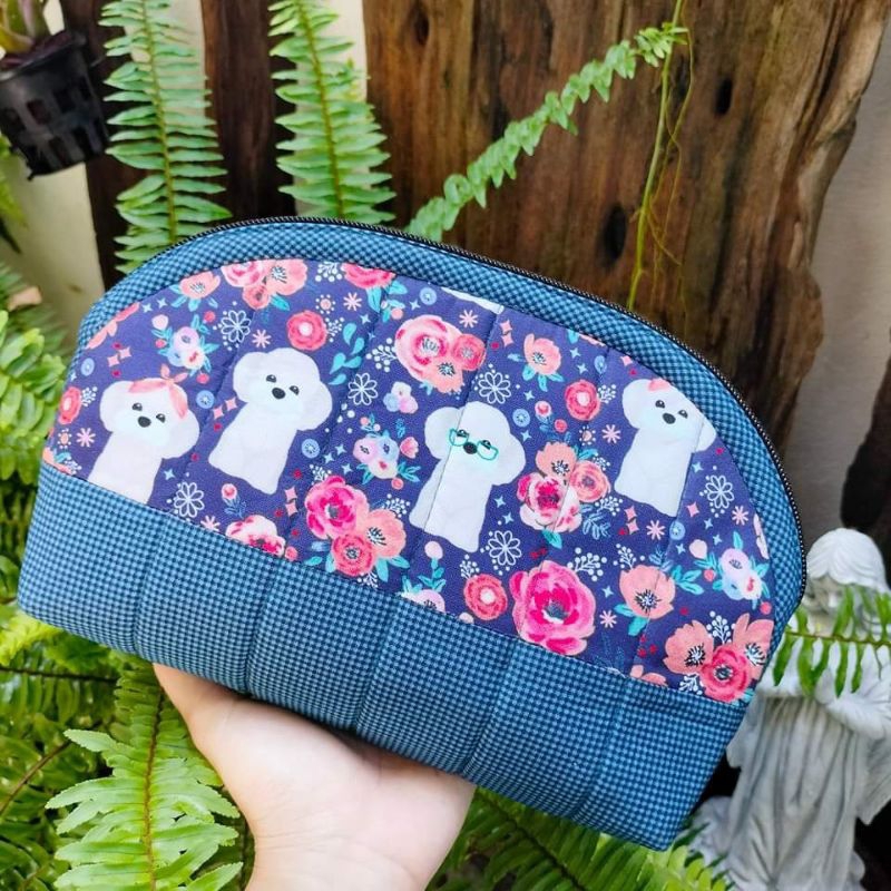 พร้อมส่ง-กระเป๋าเครื่องสำอางค์ผ้าต่อ-handmade-ใบใหญ่-10-นิ้ว-แต่งหัวซิปด้วยตุ้งติ้งดอกทิวลิปนุ่มมือ-จุได้เยอะ