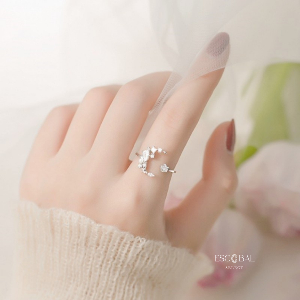 ภาพหน้าปกสินค้าESCOBAL พร้อมส่ง แหวนเงินแท้ประดับด้วยมุก Pearl Moon แหวนเพชร แหวนไข่มุกแท้ แหวนปรับขนาด แหวนมงคล แหวนแฟชั่น แหวนผู้หญิง จากร้าน escobal_select บน Shopee