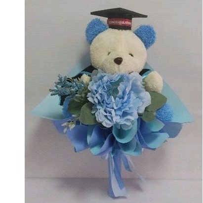 ช่อดอกไม้รับปริญา-ตุ๊กตารับปริญญา-ช่อตุ๊กตาหมีรับปริญญา-ช่อดอกไม้-ขนาด-กว้าง-28-ซม-สูง-37-ซม-ดอกพีโอนี่สีฟ้า