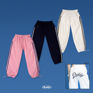 DADDY | Nelly Sweatpants กางเกงวอร์มยางยืดจัมพ์ปลายขา สกรีน Daddy ด้านหลัง สีชมพู สีกรม สีขาว