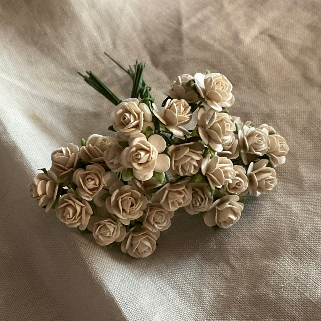 ดอกไม้กระดาษสาดอกไม้ขนาดเล็กสีขาวครีม-30-ชิ้น-ดอกไม้ประดิษฐ์สำหรับงานฝีมือและตกแต่ง-พร้อมส่ง-f18
