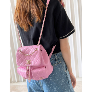 ️𝗖𝗵𝗮𝗻𝗲𝟭 𝟮𝟯𝗣Spring/Summer Collection  Double Pocket Retro Backpack Light Pink ขนาด: 20.5*20*11.5 𝑐𝑚