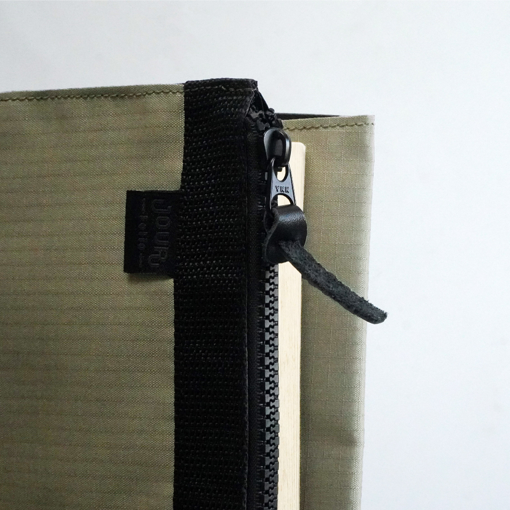 folio-jour-notebook-cover-ขนาด-a5-ปกห่อหนังสือพร้อมช่องใส่ปากกา-ป้องกันละอองน้ำได้