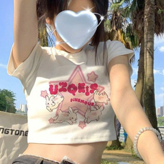 crop top สาวฮอตโชว์เอวสีขาวพิมพ์ลายแบบสั้นTเสื้อเชิ้ตผู้หญิงฤดูร้อนแบบใหม่เข้ารูประบายสะดือไหล่ด้านหน้าเสื้อแขนสั้นแฟชั่นy2k SL9795