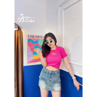 Beiiew เสื้อครอปแฟชั่น งานตามกระแสของวงการตลาดแฟชั่น เป็นงานผ้าไหมพรมผ้าร่องสีพื้น ทรงคอกลมแขนสั้นแต่งปักเย็บโลโก้หน้าอก