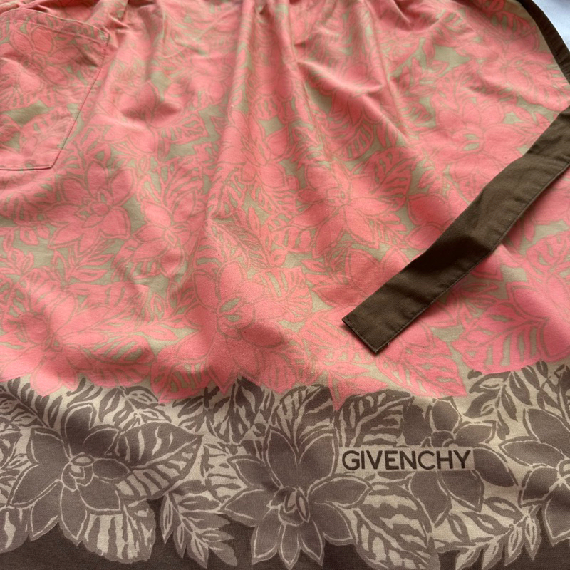 givenchy-ผ้ากันเปื้อนลายดอกไม้-จีวองชี่