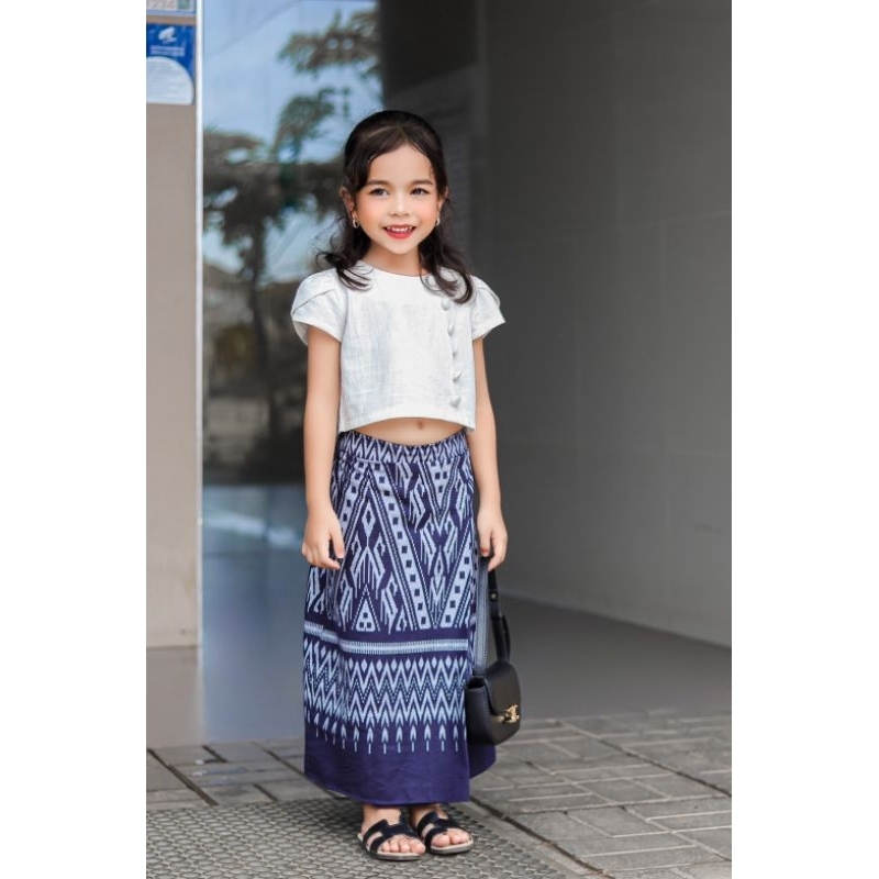 tp-jj-naa-eb-ชุดไทยเด็กหญิง-ชุดไทยลิซ่า-เสื้อผ้าคัตต้อนหนังกบหรือผ้าฝ้ายยับ-กระดุมปั๊มสวยหรู