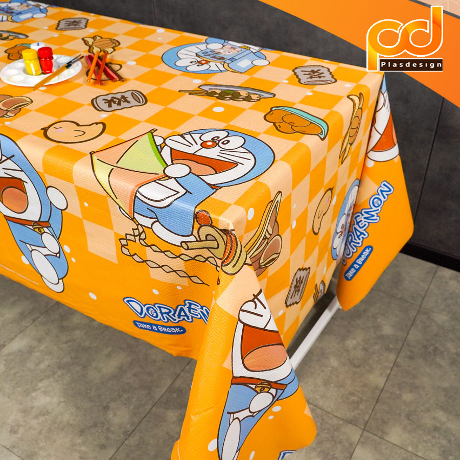ปูโต๊ะหลังผ้า-ยาว-2-เมตร-ลิขสิทธิ์แท้-ลายโดเรมอน-สีส้ม-เนื้อเหนียว-ทนทาน-กันน้ำ-กันลื่น-by-plasdesign
